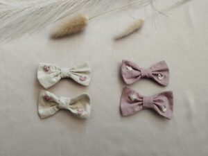 Aligatoriaus segtukai su siuvinėtu kaspinėliu – dvi spalvos