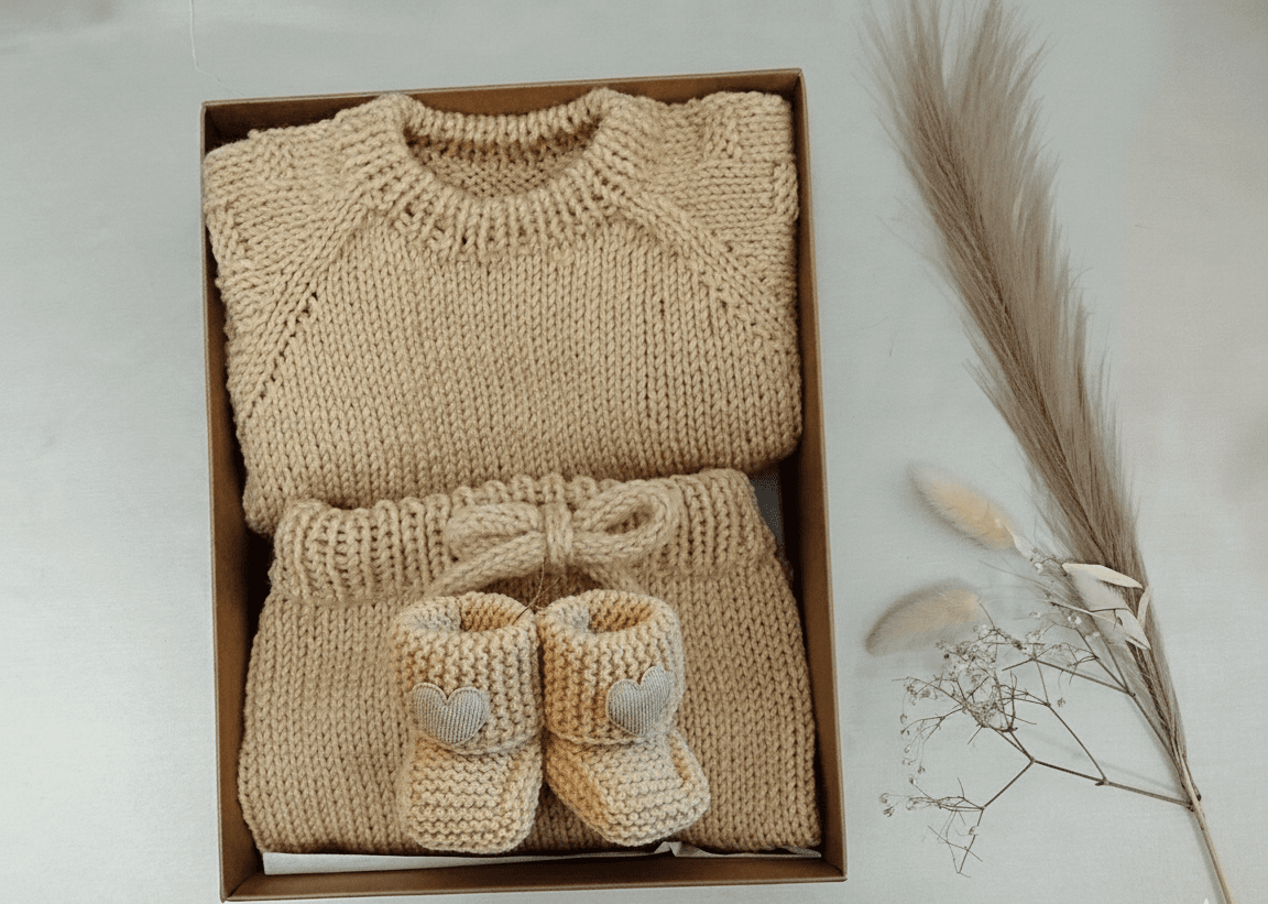 Rankų darbo rinkinukas megztukas kelnytės tapukai smėlio spalvos – švelnus rinkinys kūdikiui