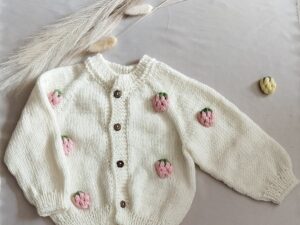 Megzti užsegami medvilniniai megztukai– pieno baltumo spalvos su avietėmis