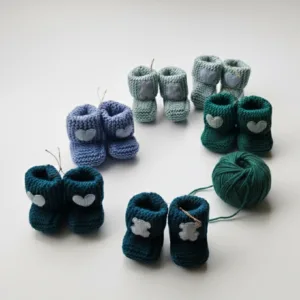 Melsvų atspalvių tapukai kūdikiams – tamsiai mėlynos, žalios, žydros ir mėlnos spalvos su aplikacijomis