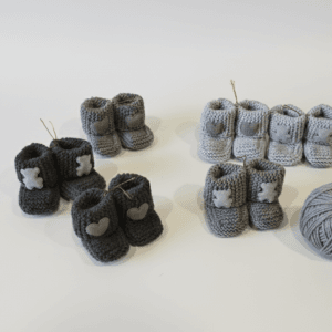 Tamsių atspalvių tapukai kūdikiams – tamsiai pilkos, pilkos, šviesiai pilkos spalvos su aplikacijomis