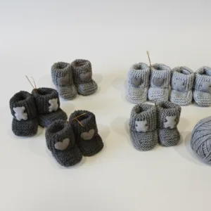 Tamsių atspalvių tapukai kūdikiams – tamsiai pilkos, pilkos, šviesiai pilkos spalvos su aplikacijomis