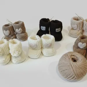 Pastelinių atspalvių tapukai kūdikiams– kapučino, smėlio, pieno baltumo, rudi ir tamsios garstyčių spalvos, aplikacijomis