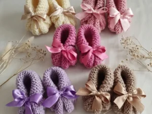 Megzti batukai kūdikiui su kaspinėliais – penkių spalvų