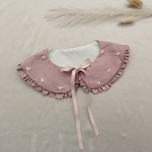 Rankų darbo siūta surišama apykaklė mergaitėms.