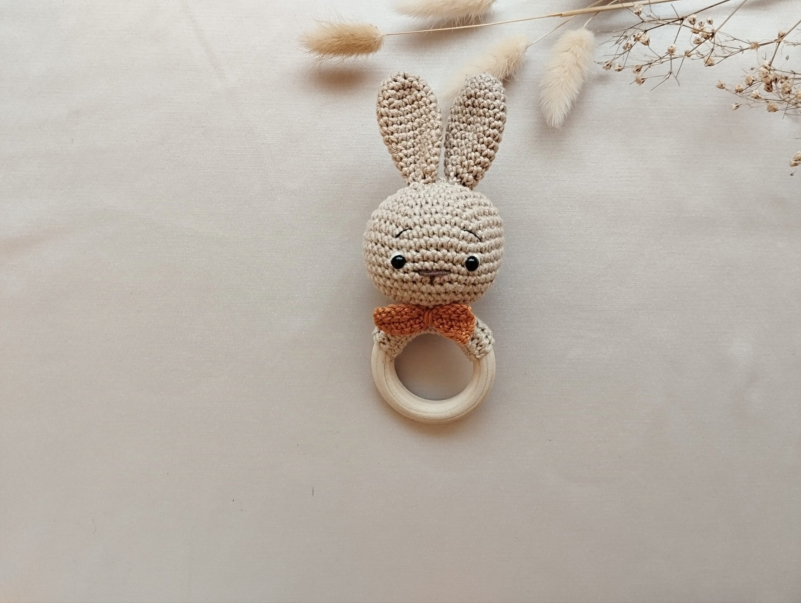 Barškutis – kramtukas Kiškutis kūdikiams, su oranžinės spalvos kaspinėliu