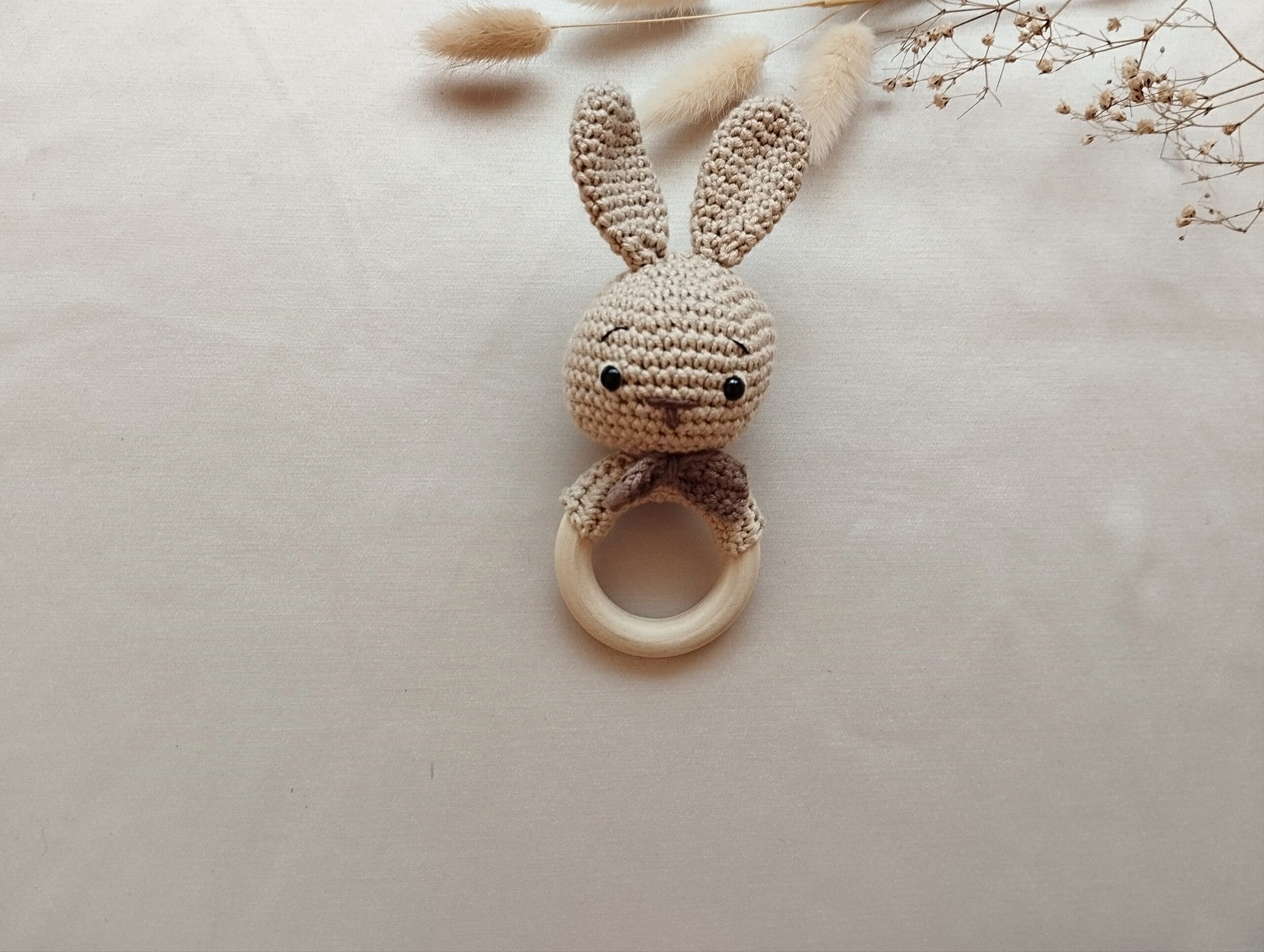 Barškutis – kramtukas Kiškutis kūdikiams, su rudos spalvos kaspinėliu