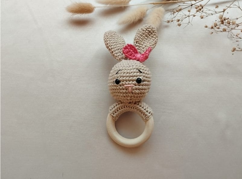 Barškutis – kramtukas Kiškutis kūdikiams, su rožinės spalvos kaspinėliu