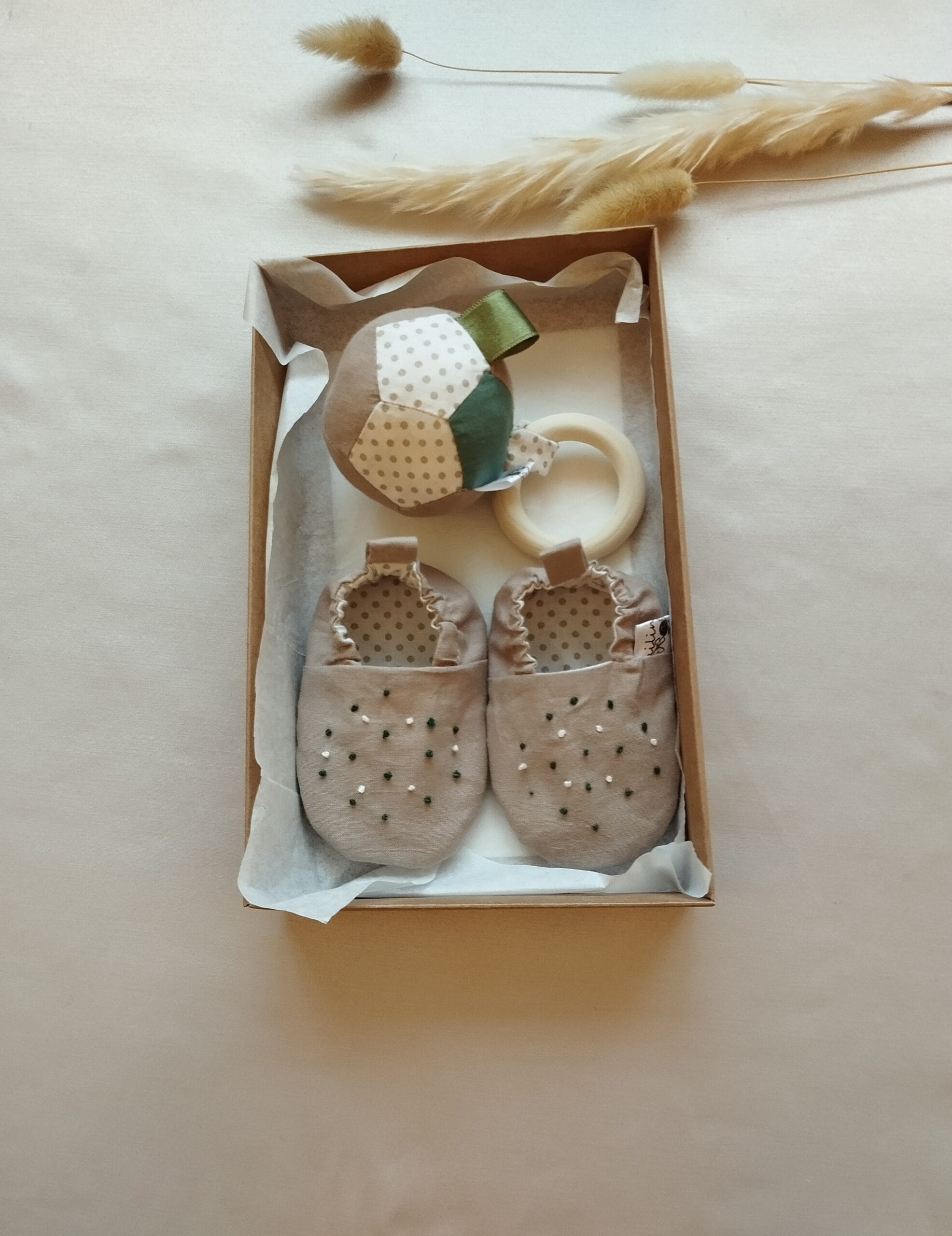 Dovanų rinkinys: batukai ir minkštas žaislas-barškučis kūdikiams, kapučino ir žalios spalvos