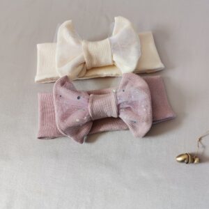 Rankų darbo siūtos galvajuostėms margaitėms.