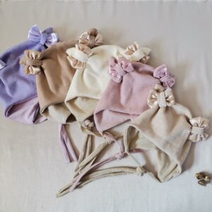 Rankų darbo kepurės su kaspinais ir raišteliais.