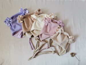 Kūdikių kepurės su raišteliais 5 spalvų pasirinkimas iš medvilnės