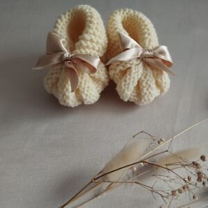 Rankų darbo megzti batukai su kaspinėliais