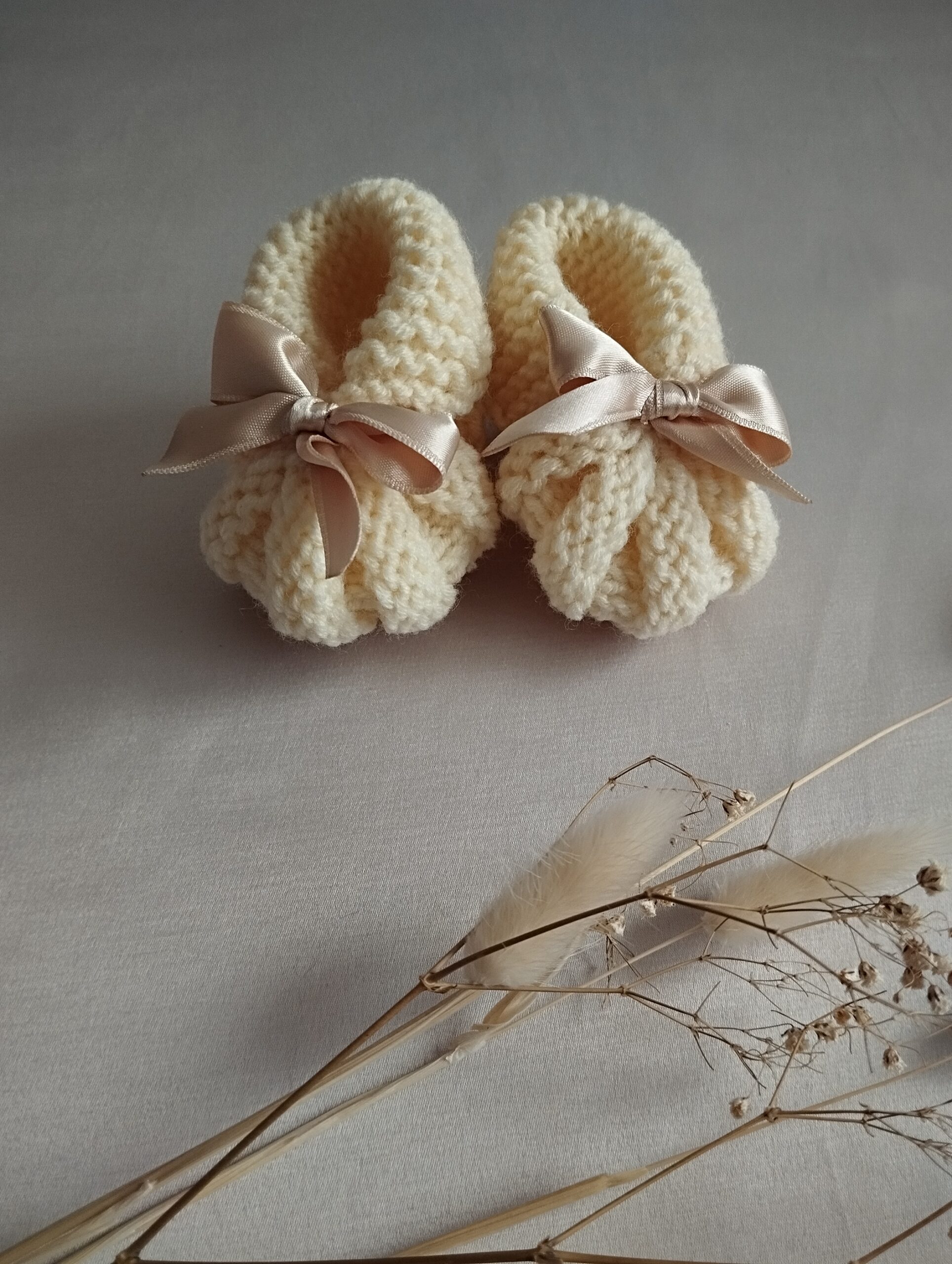 Rankų darbo megzti batukai su kaspinėliais