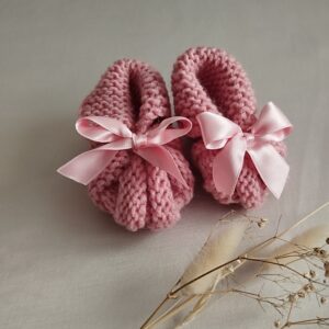 Rankų darbo megzti batukai su kaspinėliais