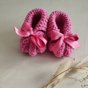 Rankų darbo megzti batukai su kaspinėliais