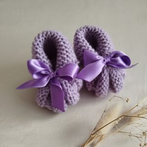 Rankų darbo megzti batukai su kaspinėliais