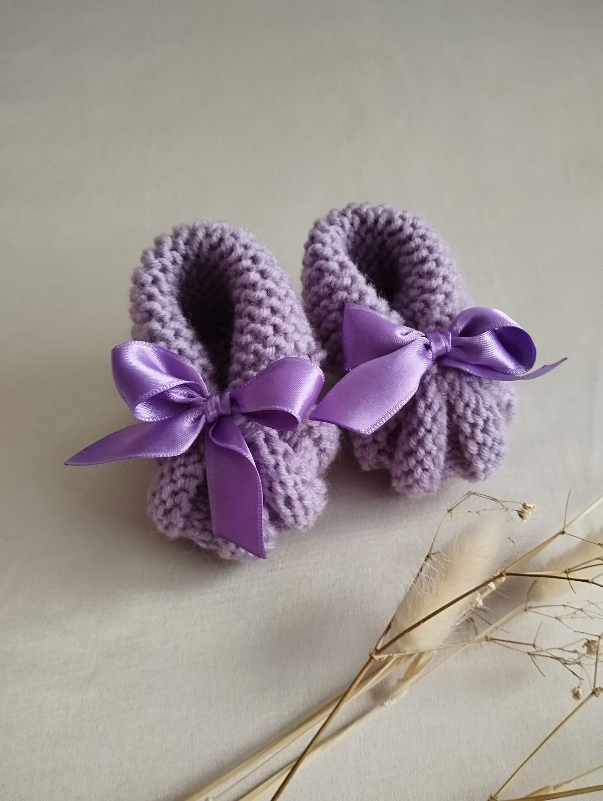 Rankų darbo megzti batukai su kaspinėliais