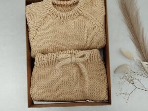 Rankų darbo rinkinukas megztukas kelnytės smėlio spalvos kūdikiams