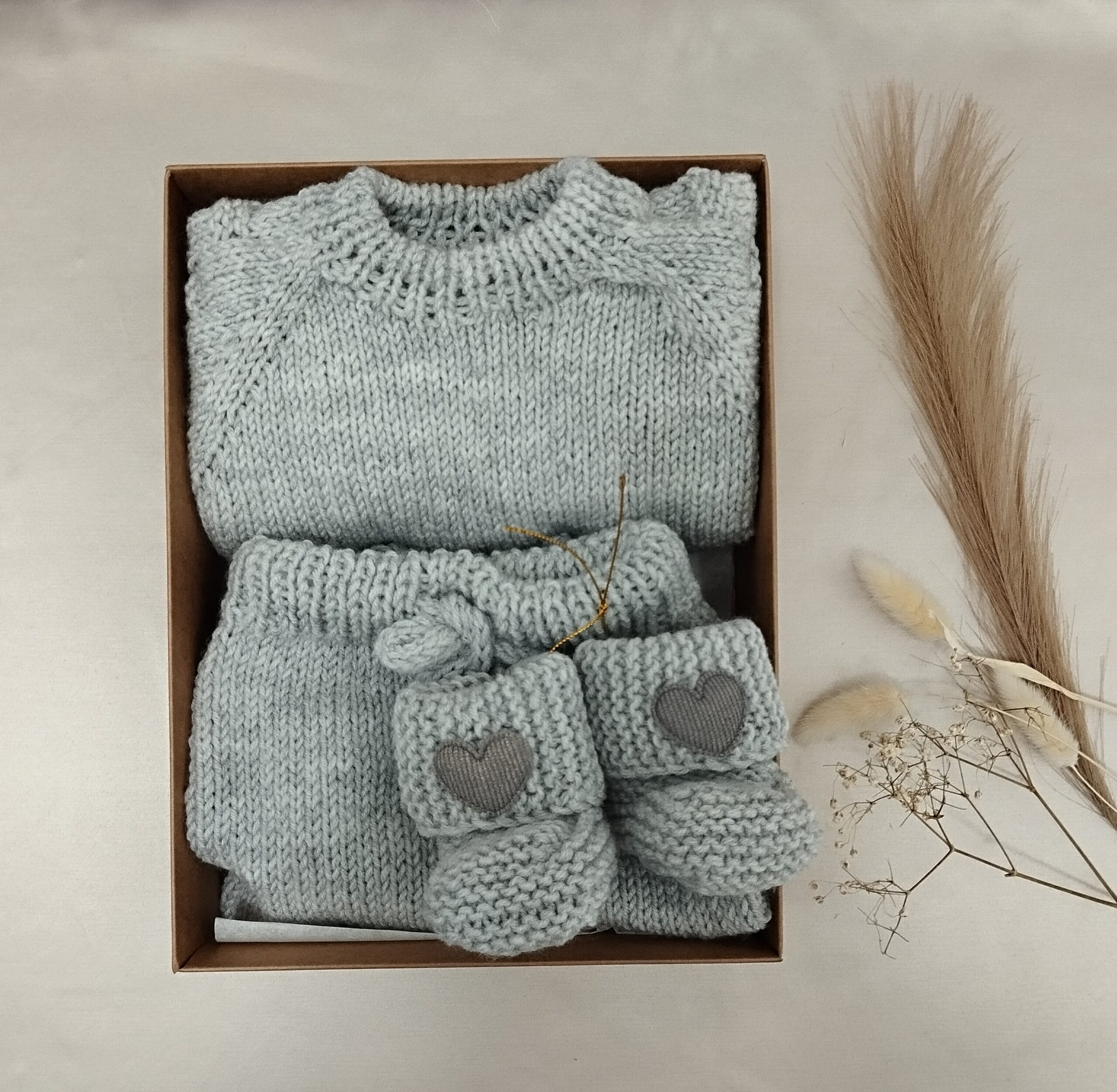 Rankų darbo rinkinukas megztukas kelnytės tapukai šviesiai pilkos spalvos – švelnus rinkinys kūdikiui