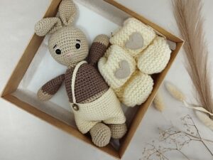 Rudo Kiškučio su šampaninės spalvos tapukais rinkinys – jaukus žaislas ir tapukai kūdikiui