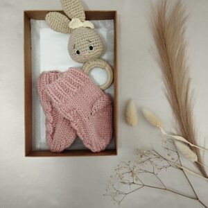 Rankų darbo dovanų rinkiniai su barškučiu ir kojinėmis naujagimiams.