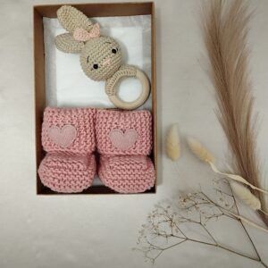 Rankų darbo dovanų rinkiniai su barškučiu ir tapukais.