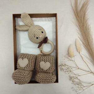 Rankų darbo barškučio ir tapukų rinkiniai.