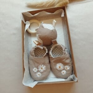 Dovanų rinkinys: batukai ir minkštas žaislas-barškučis kūdikiams, kapučino spalvos