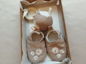 Dovanų rinkinys: batukai ir minkštas žaislas-barškučis kūdikiams, kapučino spalvos