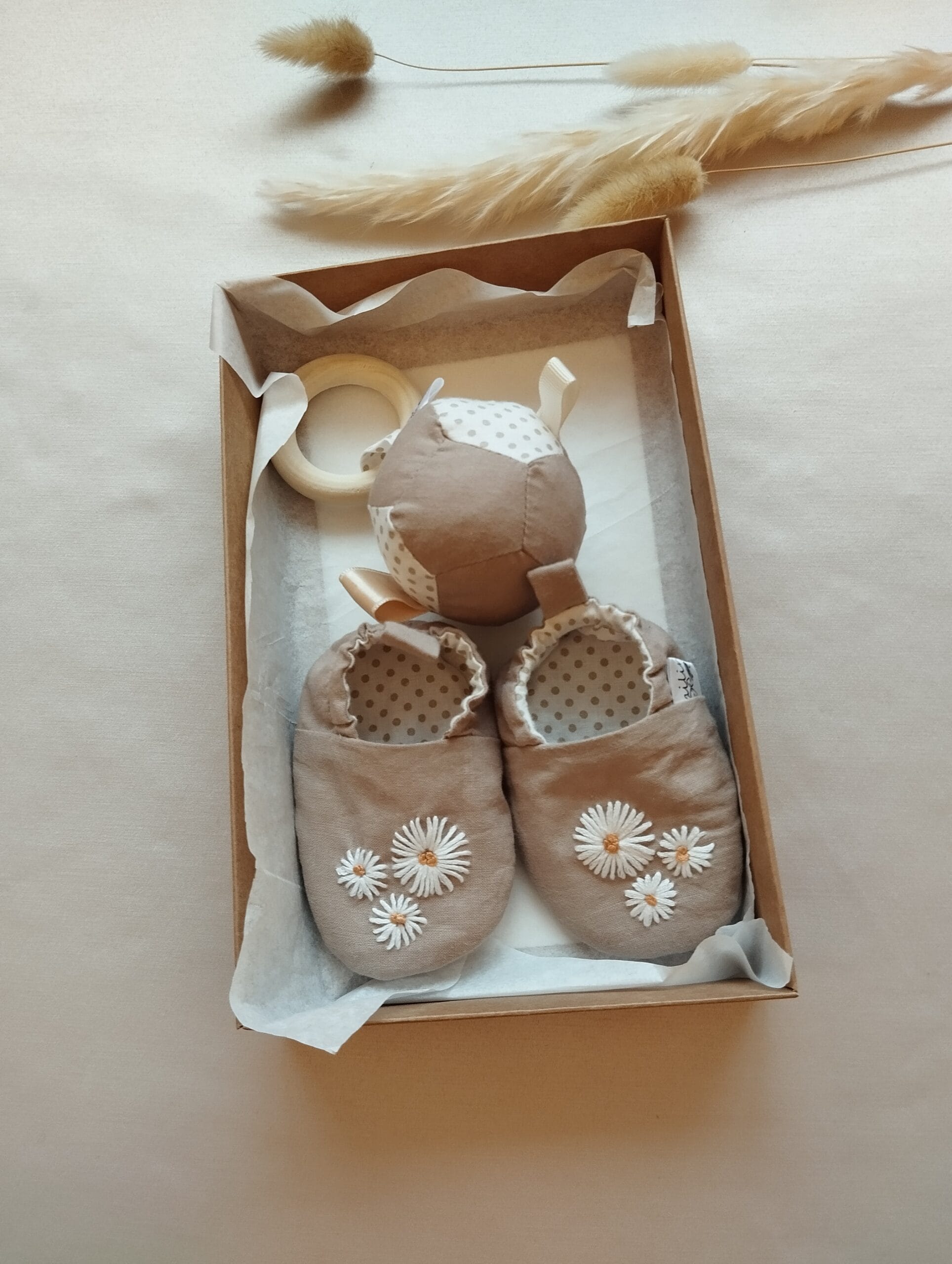 Dovanų rinkinys: batukai ir minkštas žaislas-barškučis kūdikiams, kapučino spalvos