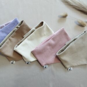 Rankų darbo siūtos kaklaskarės su spaudėmis kūdikiams ir vaikams.