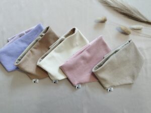 Kūdikių kaklaskarės su spaudėmis penkiomis spalvomis