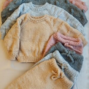 Rankų darbo megzti Merino pusvilnės komplektukai.