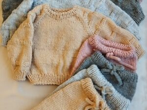 Merino pusvilnės megztuko ir kelnyčių komplektukas – keturių spalvų pasirinkimas