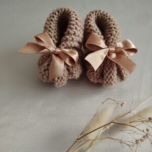 Rankų darbo megzti batukai su kaspinėliais