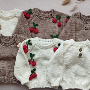 Rankų darbo megzti megztukai iš medvilnės siūlų.