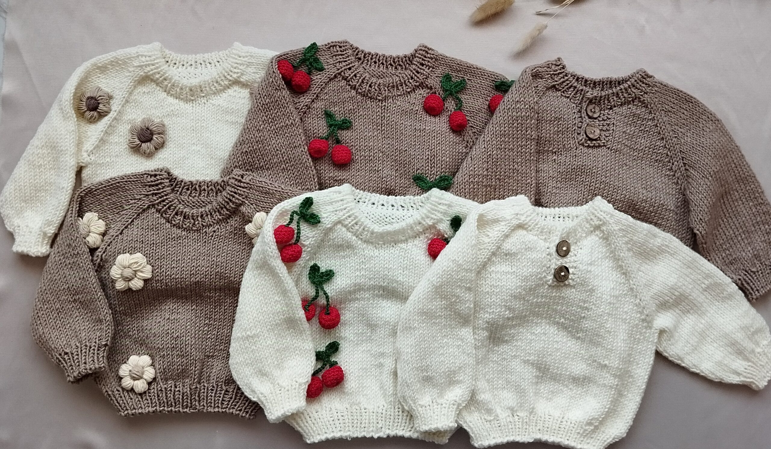 Rankų darbo megzti megztukai iš medvilnės siūlų.