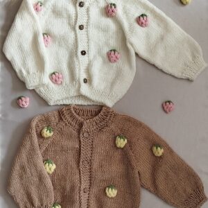 Rankų darbo megzti užsegami medvilnės megztukai naujagimiams ir kūdikiams.