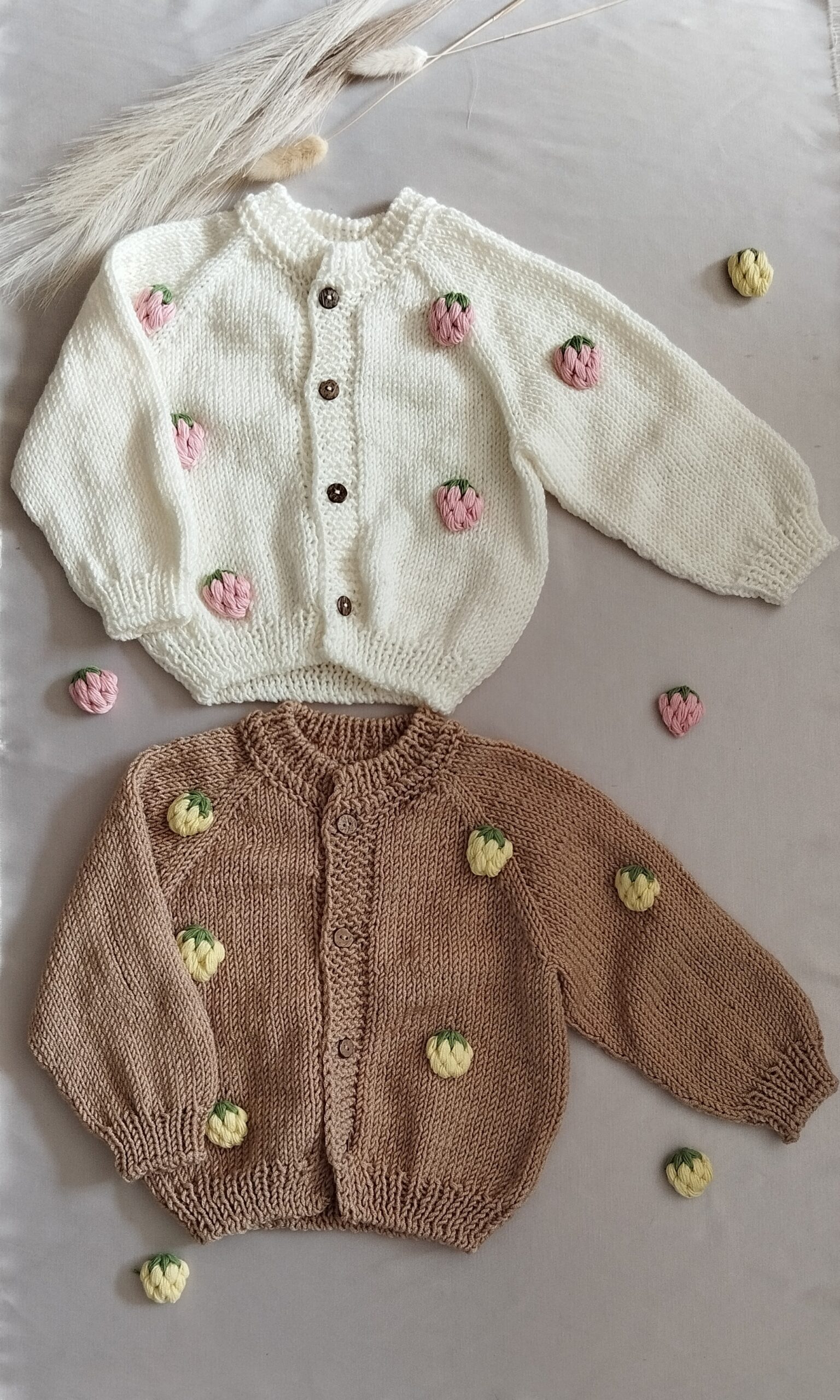 Rankų darbo megzti užsegami medvilnės megztukai naujagimiams ir kūdikiams.