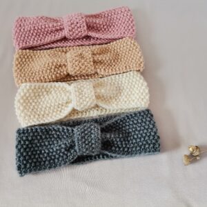 Rankų darbo megztos galvajuostės mergaitėms.