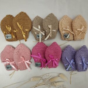 Rankų darbo megztos pirštinės kūdikiams.