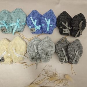 Rankų darbo megztos pirštinės kūdikiams.