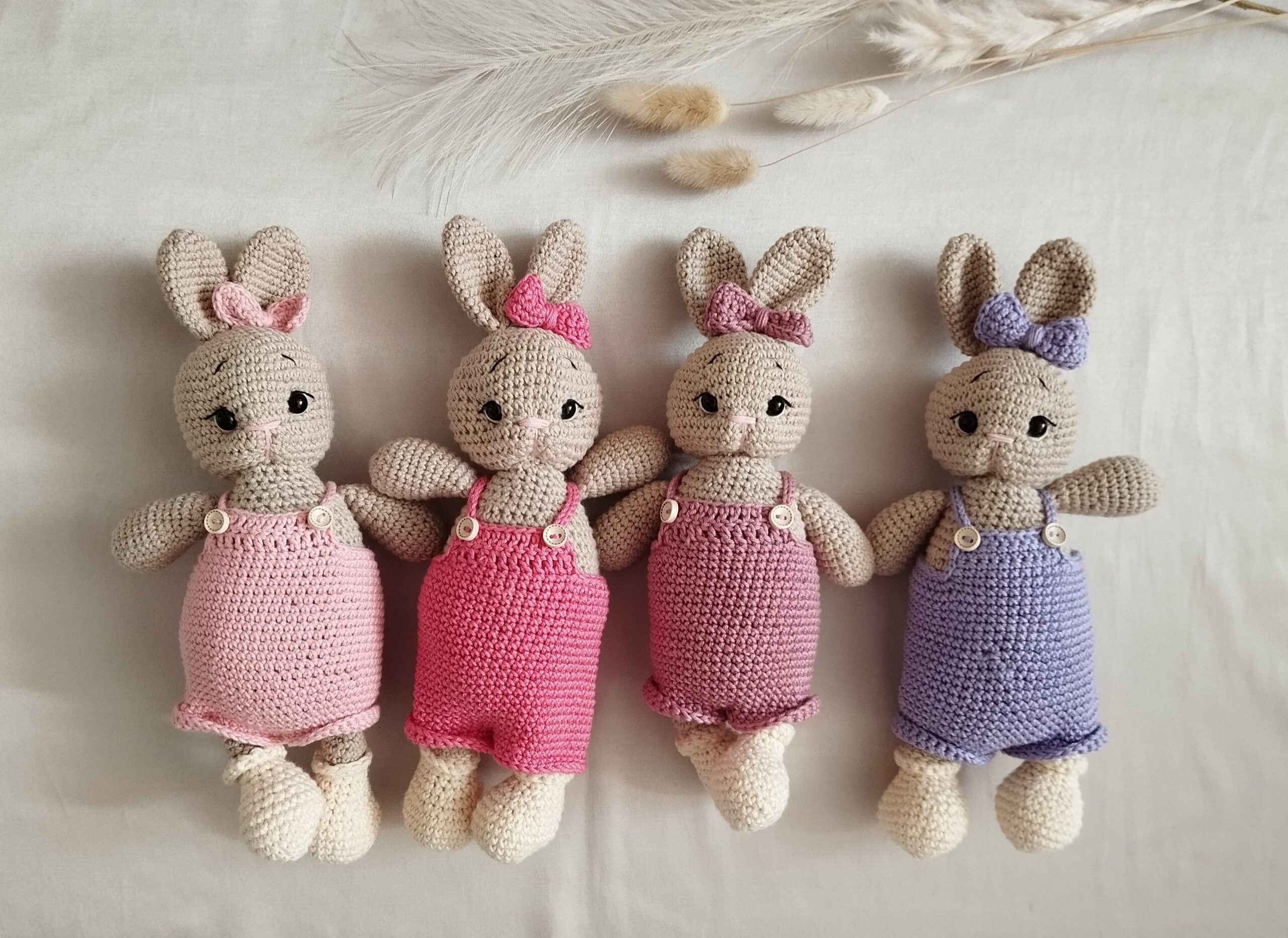 Rankų darbo nerti žaislai kiškučiai.