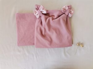 Pelenų rožės spalvos kepurė su kaspinais ir mova kūdikiui / mergaitei