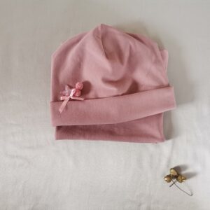 Rankų darbo siūtas kepurės ir movos komplektas su apikacija kūdikiams ir vaikams.