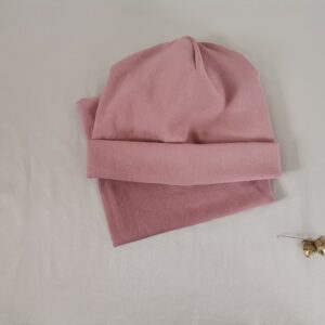 Rankų darbo siūtas kepurės ir movos komplektas kūdikiams ir vaikams.