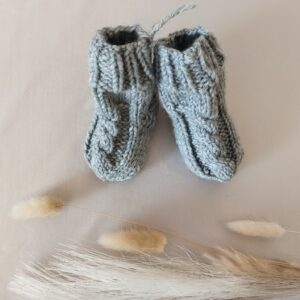 Rankų darbo megztos kojinės naujagimiams.