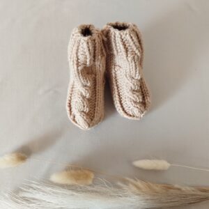 Rankų darbo megztos kojinės naujagimiams.