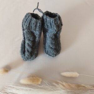 Rankų darbo megztos kojinės naujagimiams.